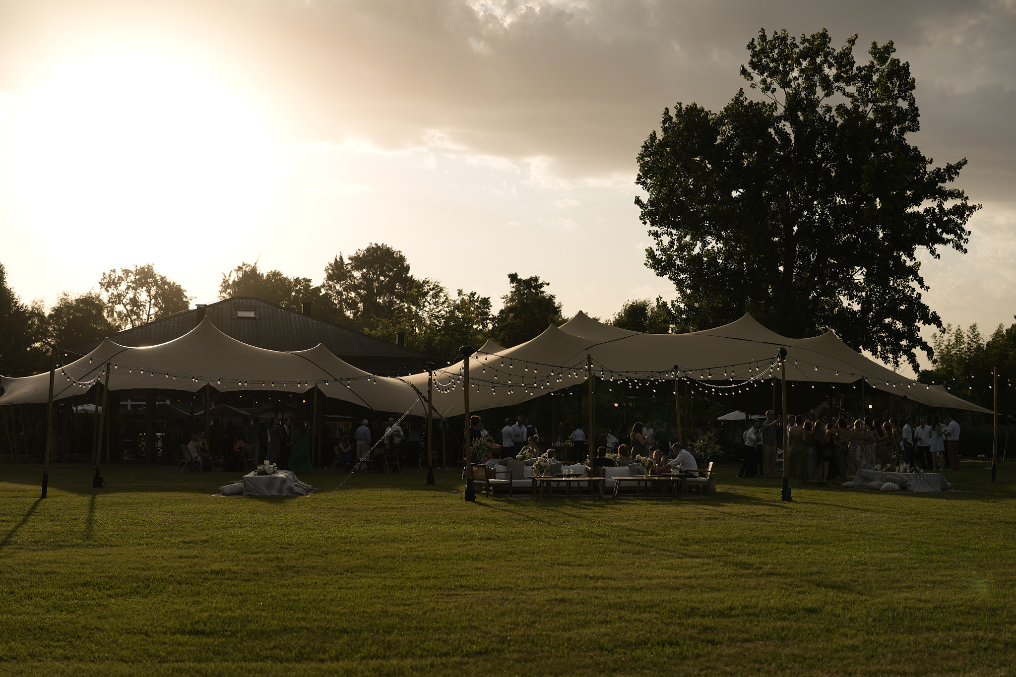 Evento al atardecer en los jardines